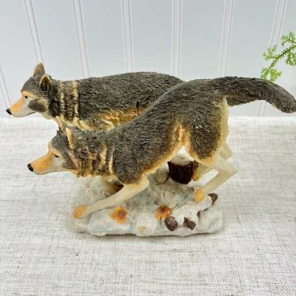 Classic Wildlife Collection 2 Wolves Display Figurine Multicolor Free Standing - Picture 1 of 9